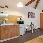 Jonashouse - Great Location Near Center- Personal Or Self Check-in *